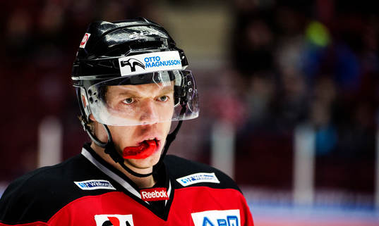 Malmö Redhawks Anton Blomkvist biter på sitt tandskydd