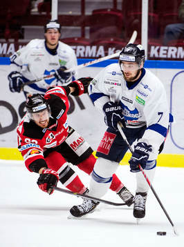 Malmö Redhawks Mattias Persson och Karlskogas Fredrik
