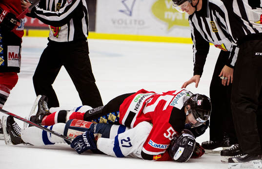 Malmö Redhawks Teemu Kesä omfamnar Karlskogas Pontus