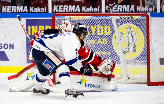 Malmö Redhawks målvakt Pontus Sjögren räddar en straff