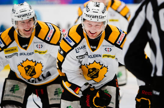 Skellefteås Melker Karlsson  och Oscar Möller jublar