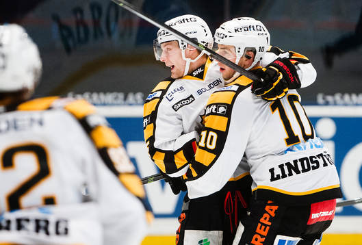 Skellefteås Oscar Möller  och Joakim Lindström  jublar