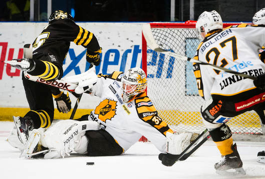 Skellefteås målvakt Markus Svensson  räddar pucken