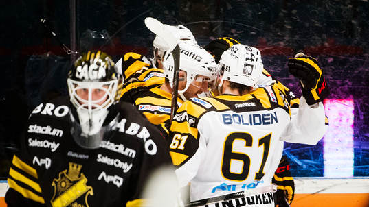 Skellefteås spelare  jublar