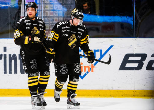 s Derek Joslin  och Oscar Ahlström  deppar