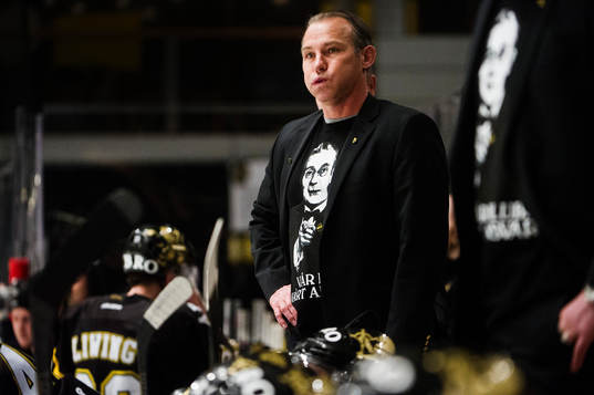 s tränare Rikard Franzén iförd AIK:s kampanjtröjor med