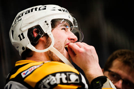 Skellefteås  Bud Holloway  rättar till en tand