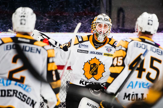 Skellefteås målvakt Markus Svensson  jublar med sina