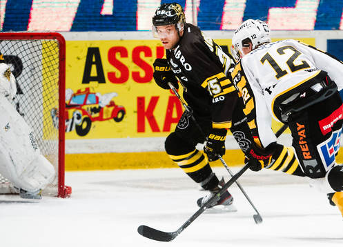 s Derek Joslin  håller koll på Skellefteås  Adam