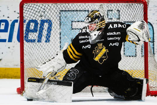 s målvakt Alexander Hamberg  räddar pucken