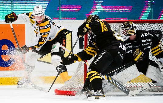 Skellefteås  Adam Pettersson  bakom mål