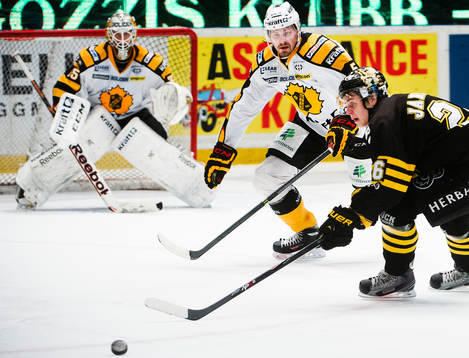 s Mattias Janmark  i kamp om pucken