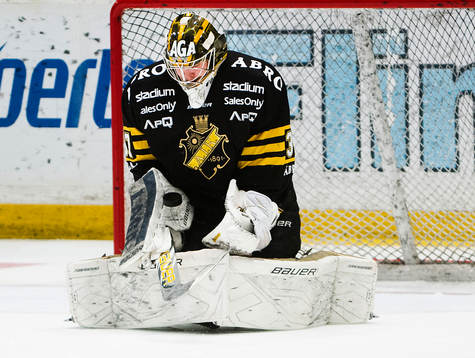 s målvakt Niklas Lundström räddar ett skott