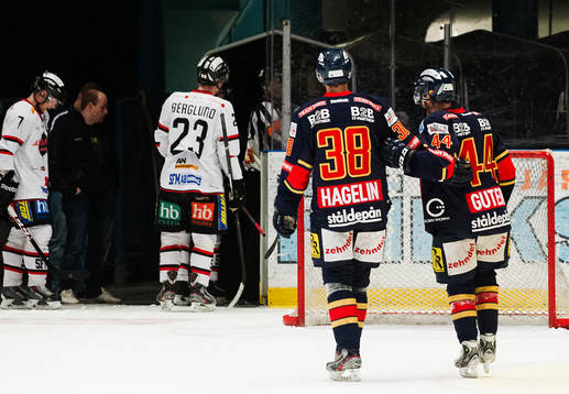 Djurgårdens Joakim Hagelin hjälper Mattias Guter  av isen