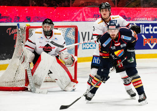 Asplövens Marcus Bohman trycker till Mikael Ahlén