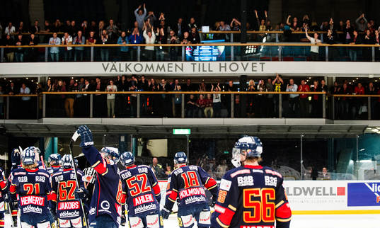 Djurgårdens spelare  tackar publiken framför Välkommen