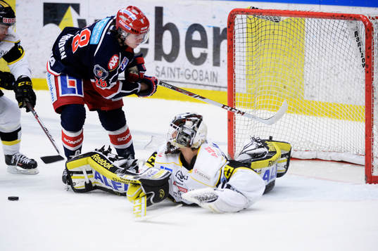 Västerås målvakt Luca Boltshauser räddar