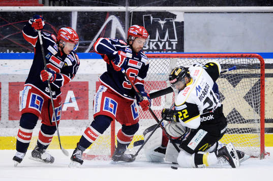 Södertäljes Jacob Marto Emil Billberg försöker stoppa