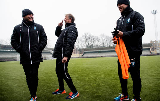 Malmö FFs tränare Åge Hareide skrattar med Malmös