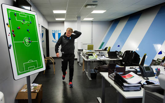 Malmö FFs tränare Åge Hareide på sitt kontor