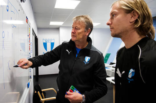 Malmö FFs tränare Åge Hareide instuerar Markus Halsti