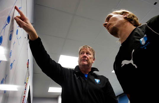Malmö FFs tränare Åge Hareide instuerar Markus Halsti