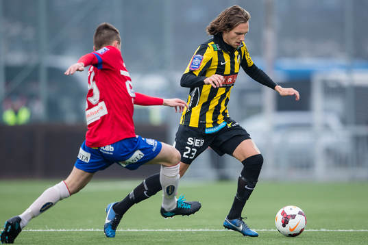 Örgrytes Meriton Qoraj försöker stoppa Häckens Simon