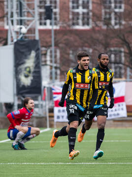 Häckens Moestafa El Kabir jublar ihop med Rene Makondele