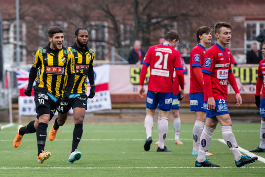 Häckens Moestafa El Kabir jublar ihop med Rene Makondele