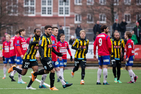 Häckens Moestafa El Kabir jublar ihop med Rene Makondele