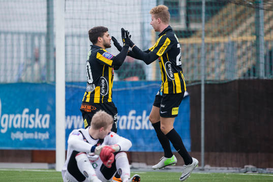 Häckens Samuel Gustafson jublar ihop med Moestafa El Kabir