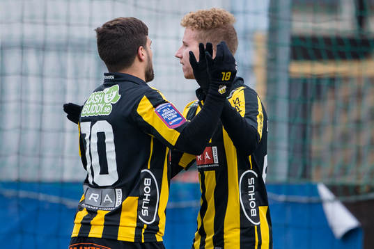 Häckens Samuel Gustafson jublar ihop med Moestafa El Kabir