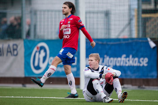 Örgrytes målvakt Fredrik Andersson deppar