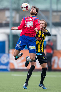 Örgrytes George Mourad tar ned bollen