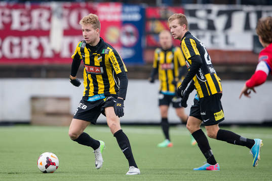 Häckens Samuel Gustafson vid bollen och broder Simon