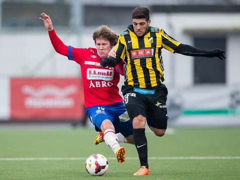 Örgrytes André Nilsson sträcker ut och tacklar Häckens