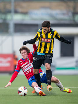 Örgrytes André Nilsson sträcker ut och tacklar Häckens