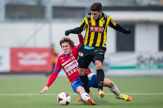 Örgrytes André Nilsson sträcker ut och tacklar Häckens