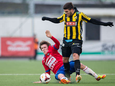 Örgrytes André Nilsson sträcker ut och tacklar Häckens