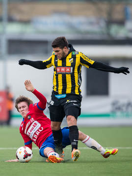 Örgrytes André Nilsson sträcker ut och tacklar Häckens