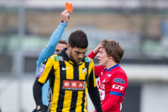 Örgrytes André Nilsson får rött kort