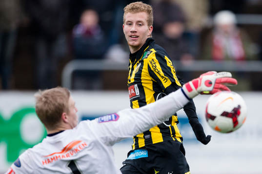 Örgrytes målvakt Fredrik Andersson sträcker ut och