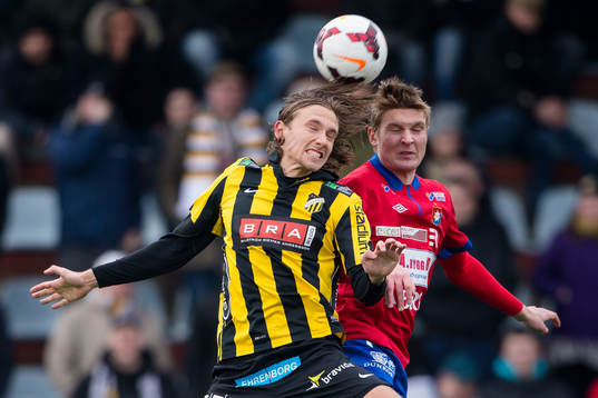 Häckens Simon Sandberg i nickduell med Örgrytes Henrik