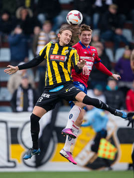 Häckens Simon Sandberg i nickduell med Örgrytes Henrik