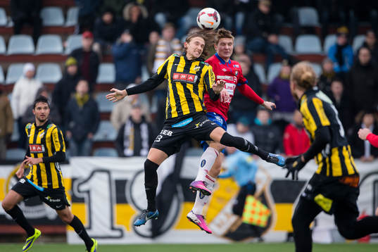 Häckens Simon Sandberg i nickduell med Örgrytes Henrik