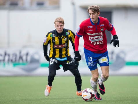 Örgrytes Johan Hedman före Häckens Oscar Lewicki