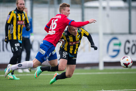 Häckens Kari Arkivuo och Örgrytes Sebastian Ohlsson i kamp