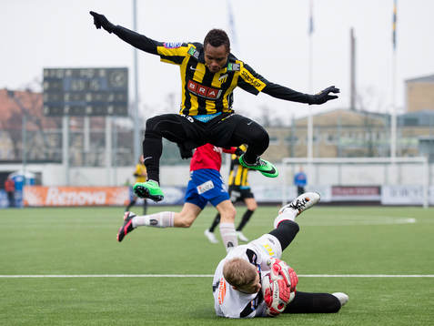 Örgrytes målvakt Fredrik Andersson hinner före Häckens
