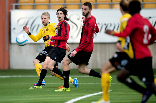 Elfsborgs Johan Larsson passar in bollen till 3-0