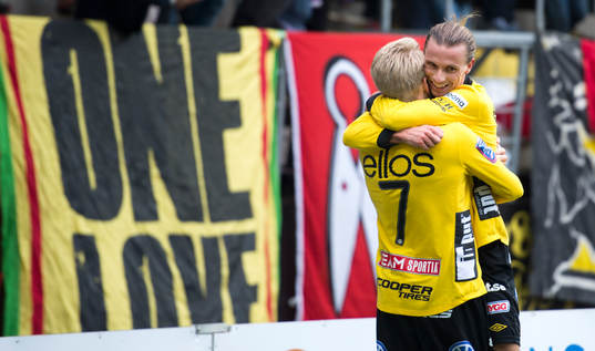 Elfsborgs Niklas Hult och Johan Larsson jublar